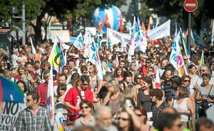 Les enseignants ont défilé dans les rues de Bordeaux, hier midi.
