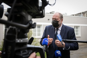 Le ministre de la Justice lors d'une visite à la prison de Villepinte, en mars 2021.