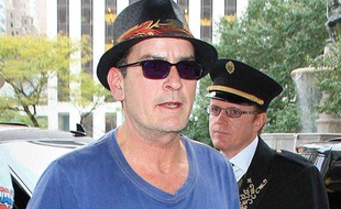 L'acteur américain Charlie Sheen devant son hôtel à New York, le 25 octobre 2010.