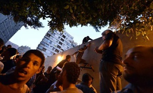 Des milliers d'Egyptiens, en majorité des salafistes, ont manifesté mardi devant l'ambassade américaine au Caire pour dénoncer le film, selon eux "anti-islam", de coptes vivant aux Etats-Unis, certains arrachant le drapeau pour le remplacer par un étendard islamique.