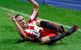 Franck Ribéry est un enfant. On l'avait oublié, mais pas lui. Buteur en finale de la coupe d'Allemagne face à Brême, il redevient celui qui plante le bus du Bayern dans le parking du club, qui met du sel dans l'eau de ses coéquipiers et qui fait des glissades dans la boue quand il marque... Le Franck qu'on aime, en somme.