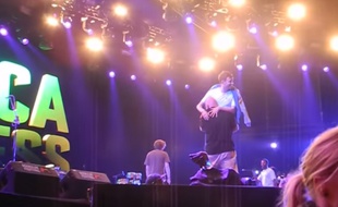 Damon Albarn emporté par un vigile hors de la scène, le 4 juillet au festival Roskilde.