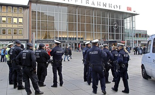 Des policiers devant la gare de Cologne, en Allemagne, le 6 janvier 2016.