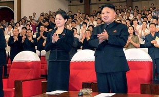 Kim Jong-Un et Hyon Song-Wol, lors de la représentation d'un spectacle à Pyongyang, le 6 juillet 2012