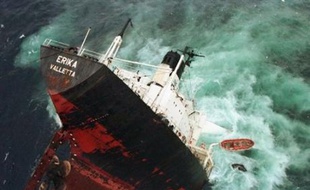 Le premier grand procès d'une catastrophe écologique en France trouve son épilogue mercredi avec un jugement qui doit désigner les responsables de la marée noire provoquée par le naufrage de l'Erika en décembre 1999, et fixer le montant du chèque qu'ils devront verser aux victimes.