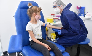 Une enfant recevant un test sérologique à Antibes pour déterminer si elle a été infectée par le coronavirus (illustration).