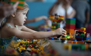 Le secteur du jouet devrait continuer à croître en 2012 malgré la crise, après une hausse de 5% en 2011, grâce notamment au grand retour des super-héros et à l'arrivée des tablettes numériques pour enfants, a-t-on appris lundi auprès de professionnels du secteur.