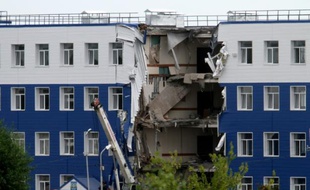La façade écroulée de la caserne de Svetly, près d'Omsk, en Russie, le 13 juillet 2015