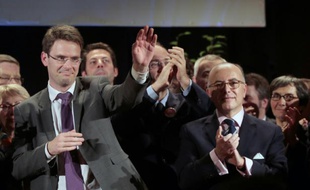Le candidat PS Nicolas Mayer-Rossignol et le ministre de l'Intérieur Bernard Cazeneuve, lors d'un meeting le 8 décembre 2015 à Rouen