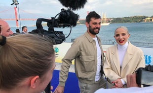 Le duo Madame Monsieur, Jean-Karl Lucas et Emilie Satt, face à des journalistes sur le tapis bleu de la cérémonie d'ouverture de l'Eurovision, le 6 mai 2018.