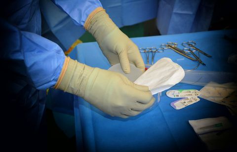 En pleines secousses au Kamtchatka, des médecins russes opèrent un malade