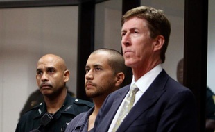 George Zimmerman (au centre), accusé du meurtre de Trayvon Martin, le 12 avril 2012, lors de sa première comparution devant le juge, en Floride.