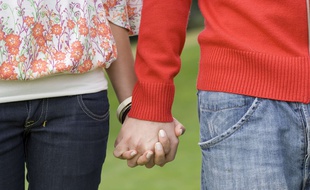 Illustration d'un couple main dans la main