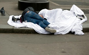 Des sans-abris dorment à même le sol rue de Rivoli, à Paris le 2 avril 2015