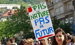 Des manifestants pour le climat dans le cortège du 1er Mai à Grenoble.