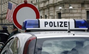 Un garçon de trois ans a enfermé en Allemagne sa mère dans une remise dont elle n'a été libérée que grâce à l'intervention de policiers, a rapporté mercredi la police allemande.