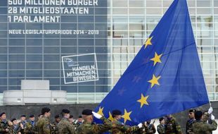 Le 30 juin 2014, à la veille de la session inaugurale du nouveau parlement européen à Strasbourg, levée des couleurs européennes par les soldats de l'Eurocorps