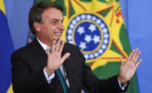 Jair Bolsonaro nie les accusations en bloc.