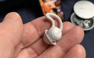 Les Sleepbuds sont petits, légers, d'un port très confortable, mais sont rappelés par son commerçant