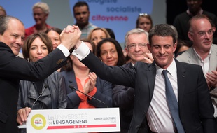 Jean-Christophe Cambadélis et Manuel Valls à Tours lors de la 6e université de l'engagement du PS, le 22 octobre 2016.