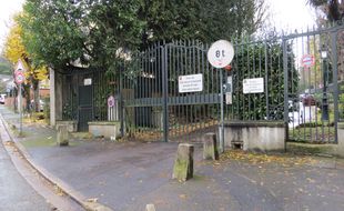 L'entrée du parc de Marnes-la-Coquette abritant la résidence de Johnny Hallyday