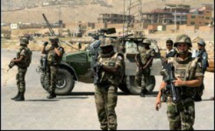 Le commandant en chef de l'Otan, le général James Jones, a reconnu jeudi que les forces alliées en Afghanistan, surprises par la résistance des talibans dans le sud, avaient besoin de renforts, tout en récusant toute comparaison avec la situation en Irak.