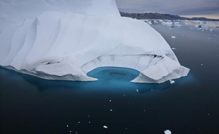 Un iceberg au large de la côte du Groenland, en juillet 2007.