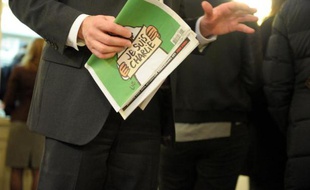 Un acheteur avec l'exemplaire du Charlie Hebdo "des survivants", le 14 janvier 2015 à Paris