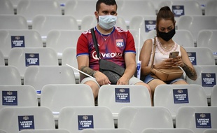 Deux supporters lyonnais lors de la finale de la Coupe de la Ligue 2020 entre le PSG et l'OL.