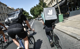 Un livreur Deliveroo participe à une manifestation pour obtenir de meilleurs salaires, le 28 août 2017 à Bordeaux.