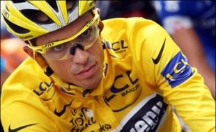 A 24 ans, Alberto Contador offre déjà une belle figure de champion et une histoire poignante propre à lui attirer la sympathie des foules, mais sa victoire reste entachée par les suspicions de dopage sur le Tour de France.