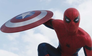 Spiderman avec le bouclier de Captain America dans Civil War.