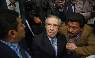 La justice du Guatemala a condamné vendredi l'ex-dictateur Efraín Ríos Montt, âgé de 86 ans, à une peine de 80 ans de prison, 50 pour génocide et 30 pour crimes de guerre.