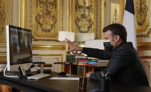 Emmanuel Macron en visioconférence, depuis l'Elysée, avec une classe de 3e du collège Itard d'Oraison dans les Alpes-de-Haute-Provence, le 6 avril 2021.