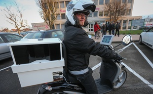 Strasbourg le 8 décembre 2014. Scooter équipe de 4 cameras et d'un GPS. Il permet de compter de 750 à 1500 véhicules en stationnement par heure.