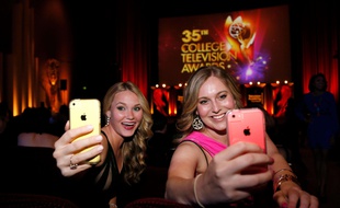 Shauna Mackey, (à g.), et Madison Way se prenant en photo lors du 35 College Television Awards en 2014 à Los Angeles