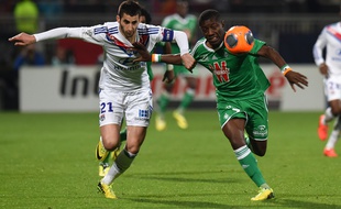 Le Lyonnais Maxime Gonalons et le Stéphanois Max-Alain Gradel, le 30 mars 2014 à Gerland.