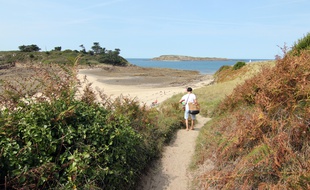 Illustration d'un chemin côtier menant à la plage du Perron à Saint-Briac-sur-Mer, en Bretagne.