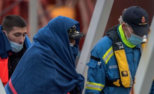 Un rescapé du drame qui a vu 27 migrants mourir mercredi en tentant de traverser la Manche.