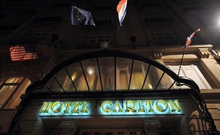 Plusieurs avocats ont vivement réagi à la possibilité d'un dépaysement de l'enquête sur un réseau de proxénétisme lié à l'hôtel Carlton de Lille, certains y voyant une "gifle" aux magistrats, d'autres la volonté d'enterrer purement et simplement l'affaire.