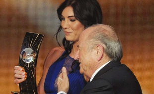 La joueuse américaine Hope Solo et l'ancien président de la Fifa, Sepp Blatter, lors de la cérémonie du ballon d'or, le 7 janvier 2013.