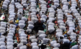 Des musulmans prient à l'occasion du hajj au mont Arafat en Arabie saoudite le 14 octobre 2013
