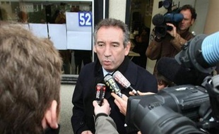 La liste de la socialiste Martine Lignières-Cassou est arrivée en tête des municipales dimanche à Pau avec 33,87% des suffrages exprimés, devançant la liste du président du MoDem François Bayrou (32,61%) et celle du maire sortant, ex-PS soutenu par l'UMP, Yves Urieta (27,80%), selon les résultats définitifs.