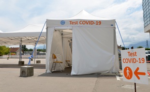 Un centre de dépistage Covid à Grenoble.