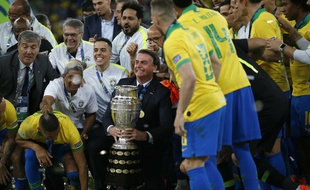 Jair Bolsonaro, entouré des joueurs brésiliens