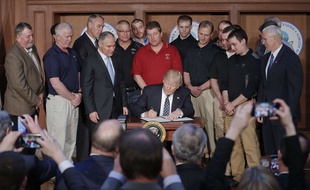 Donald Trump a signé mardi un décret qui encourage la production de charbon comme énergie
