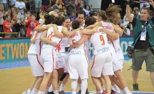 Les Espagnoles fêtent leur victoire en finale de l'Euro de basket féminin contre la France, le 25 juin 2017.