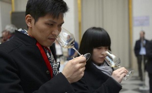 Des négociants en vin dégustent un vin blanc le 30 mars lors de la semaine des Primeurs à Bordeaux
