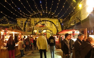 A Nantes le 28 novembre 2014- Des passants se promenent au marche de noel place Commerce et place Royale a Nantes
