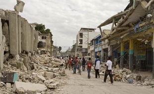 Une rue de Haïti dévastée le 14 janvier 2010 après le tremblement de terre.